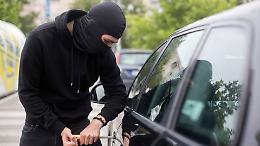 Vetri infranti e paura: nuova ondata di furti in città