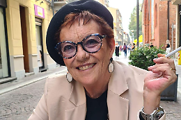 L'arte di Emanuela Lemal conquista il Canavese: tra i visitatori anche l'ex ministra Bellanova
