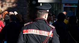 Alla festa dei coscritti, ubriachi marci, sputano e insultano i carabinieri dopo aver danneggiato diverse auto 