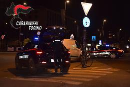 Massacra i vicini a coltellate e poi si sgozza: strage in condominio