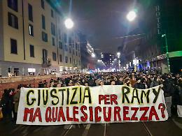Torino, corteo per Ramy Elgaml: scontri con bombe carta e lacrimogeni in centro