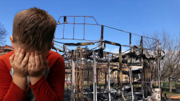 A fuoco la giostra. Piangono i bambini