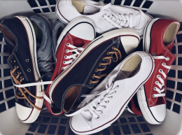 Hai delle vecchie scarpe da ginnastica da buttare? Non farlo! C'è un Comune del Canavese che le ricicla