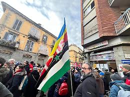 Bomba al Circolo Arci Banfo: duecento persone in presidio per la solidarietà 

