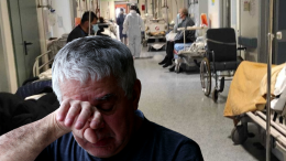 “Salvate mio padre!”: il grido di chi aspetta ore su una barella nei pronto soccorso al collasso