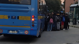 Trasporti scolastici a Caluso: le istituzioni ignorano le famiglie, studenti penalizzati!