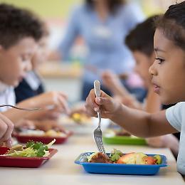 Tariffe mensa e scuolabus alle stelle: È giusto far pagare così tanto alle famiglie? 
