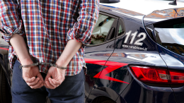 Ladro tenta la fuga e investe i carabinieri: arrestato