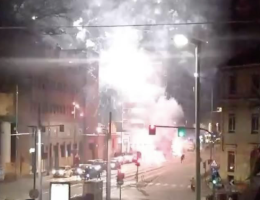 Corso Giulio Cesare sotto assedio: spari, caos e fuochi d’artificio, quartiere allo sbando