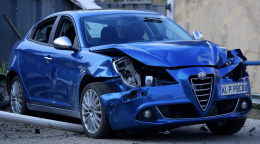 Spettacolare incidente a Valperga: conducente illeso, ma poteva finire peggio