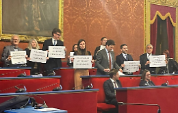 Blitz delle opposizioni: il centrodestra abbandona il Consiglio, il sindaco Lo Russo tace