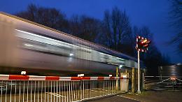 Panico in Canavese: veicolo bloccato al passaggio a livello, treno fermato in extremis!