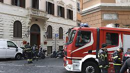 Incubo domestico: monta sul tetto del montacarichi, 77enne  intrappolata in casa
