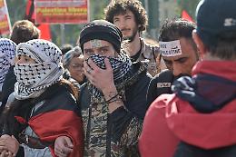 “Oggi il cessate il fuoco, domani la Palestina libera”: in Piazza Castello un messaggio di resistenza