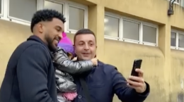 Bremer difende il sorriso dei bambini: giocattoli sospesi per chi non può permetterseli
