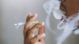 “Ogni sigaretta accorcia la vita di 20 minuti”: lo studio shock che svela il costo reale del fumo