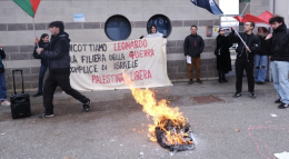 Bruciano carri armati di carta: la protesta contro Leonardo e le università
