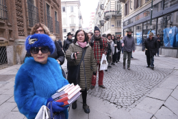 La Libreria Luxemburg di Torino: una catena umana per il trasloco dei libri