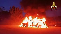 Auto in fiamme sulla Provinciale di Mazzè: intervento dei Vigili del Fuoco. Era elettrica?