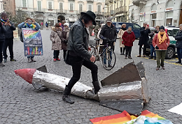Ivrea si ribella alla guerra: distrutto il fantoccio di una bomba nucleare nel 152° Presidio per la Pace