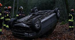 Auto si ribalta nel bosco: paura per il conducente 90enne