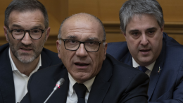 Gitarella romana per SCS: selfie, proclami e aria fritta