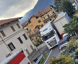 A5 in tilt: tir in fuga, balconi abbattuti, Canavese ostaggio del caos
