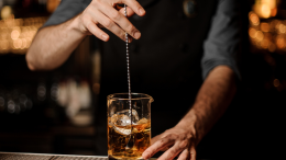 Panico in un bar: ubriaco lancia bottiglie e ferisce il barista