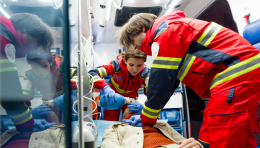 Momenti di paura: uomo in arresto cardiaco salvato dal defibrillatore