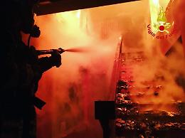 Incendio improvviso dopo un’esplosione: casa devastata dalle fiamme