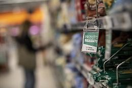 Chiude l'ultimo supermercato del paese, i cittadini lanciano una raccolta firme. Il sindaco risponde