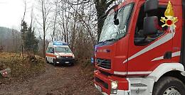 Schiacciato da un albero mentre taglia la legna