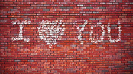 Scrive "Ti amo" e lo vogliono denunciare. Il muro scatena il caos sui social