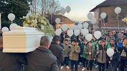 Un volo di palloncini bianchi e l’abbraccio dei bambini per l’ultimo saluto a Nicolò
