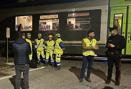 Paura al passaggio a livello: anziana travolta da un treno