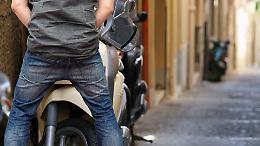 Pipì in strada sotto gli occhi dei passanti: degrado senza freni!