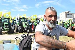 Trattori in rivolta: agricoltori pronti a bloccare Roma. 'Senza di noi, sarà fame'


