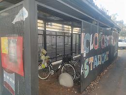 Cicloposteggio, anche le mancate promesse tra gli escrementi