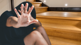 Litiga con la madre e butta la sorella giù dalle scale