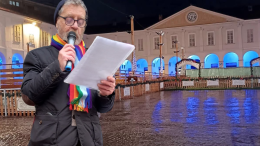 Ivrea si illumina di blu, il mondo è in fiamme

