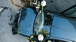  Tragedia sulla provinciale: due cavalli invadono la strada, 26enne si schianta e lotta per la vita