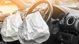 Spaventoso incidente: auto sbanda, si ribalta e paralizza il traffico per ore