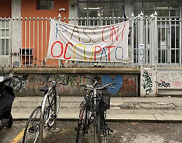'Ci cade la scuola in testa': gli studenti occupano il liceo per chiedere sicurezza