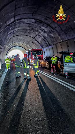 Schianto tra tre auto in galleria: traffico paralizzato per ore
