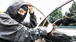 Furti a raffica a Chivasso: auto scassinate e comunità in allarme