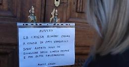 Scambia la chiesa per una toilette: urina sulla fonte battesimale, defeca e si pulisce con i vestiti dei battesimi