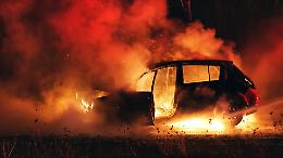 Tragedia nella notte sul raccordo Torino-Pinerolo: auto in fiamme dopo un violento tamponamento