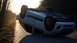 Fiat Panda si ribalta a Giaveno: ferito il conducente