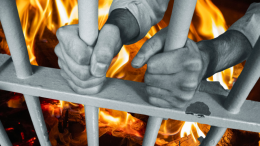 Dà alle fiamme la cella: 40 detenuti del carcere evacuati di notte. Al via il processo