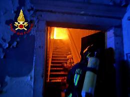 Palazzo in fiamme: tre ragazzi bloccati nel fuoco